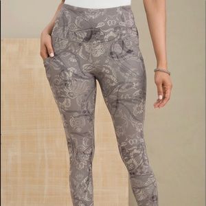 Awesome 🏃‍♀️ brand new leggings zenergiy so slimming with two pockets